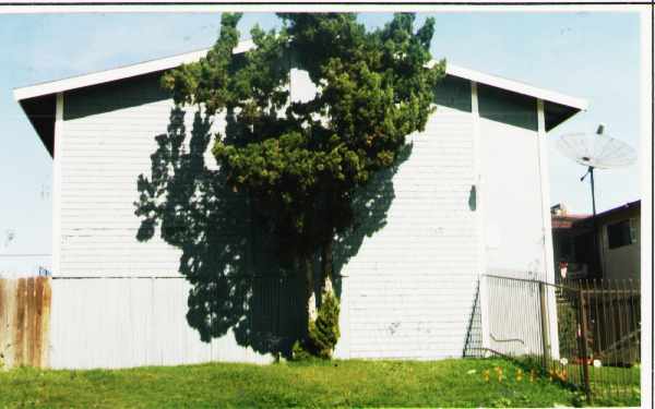 350 W Jackson St in Rialto, CA - Foto de edificio