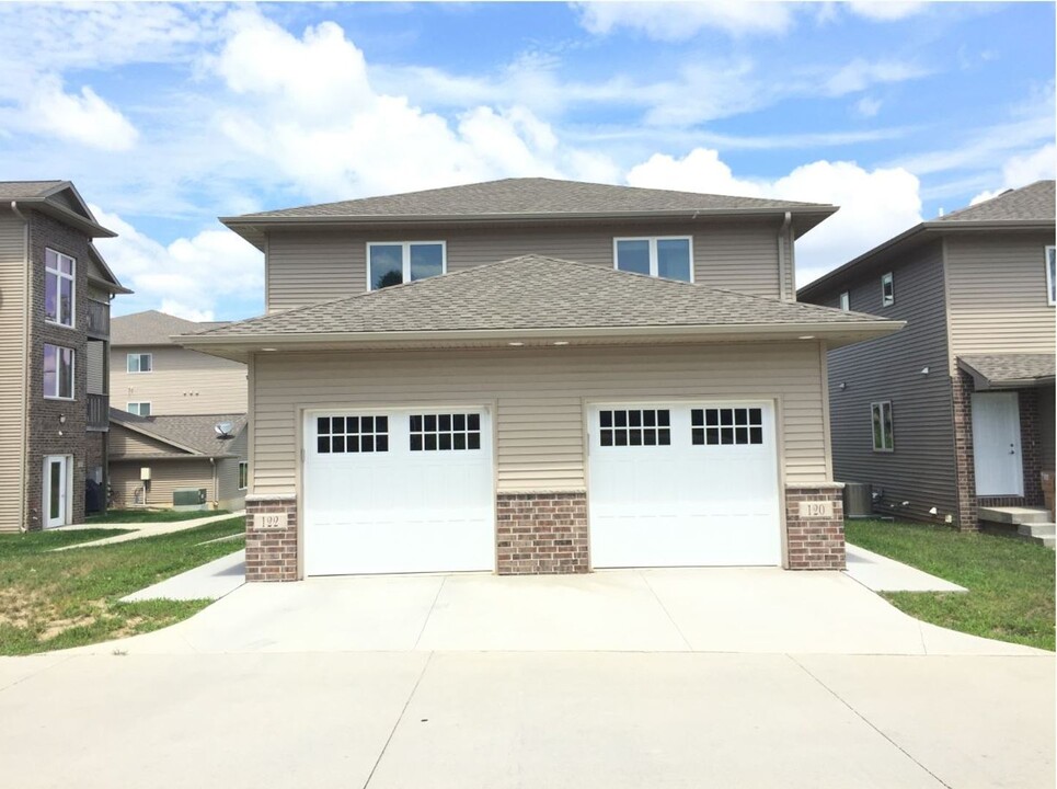 110 W Hills Ln in Waterloo, IA - Foto de edificio