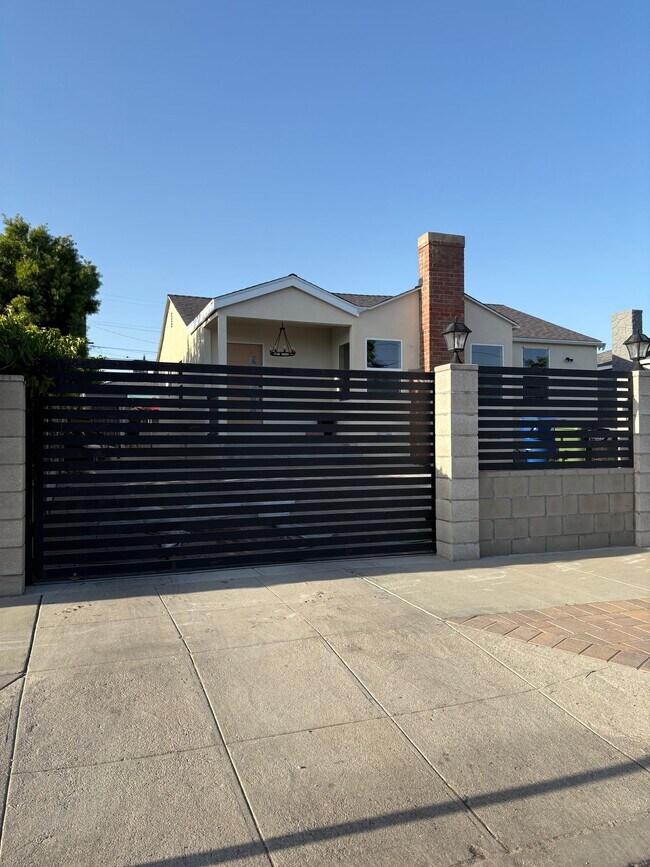 11911 Stagg St in Los Angeles, CA - Foto de edificio - Building Photo