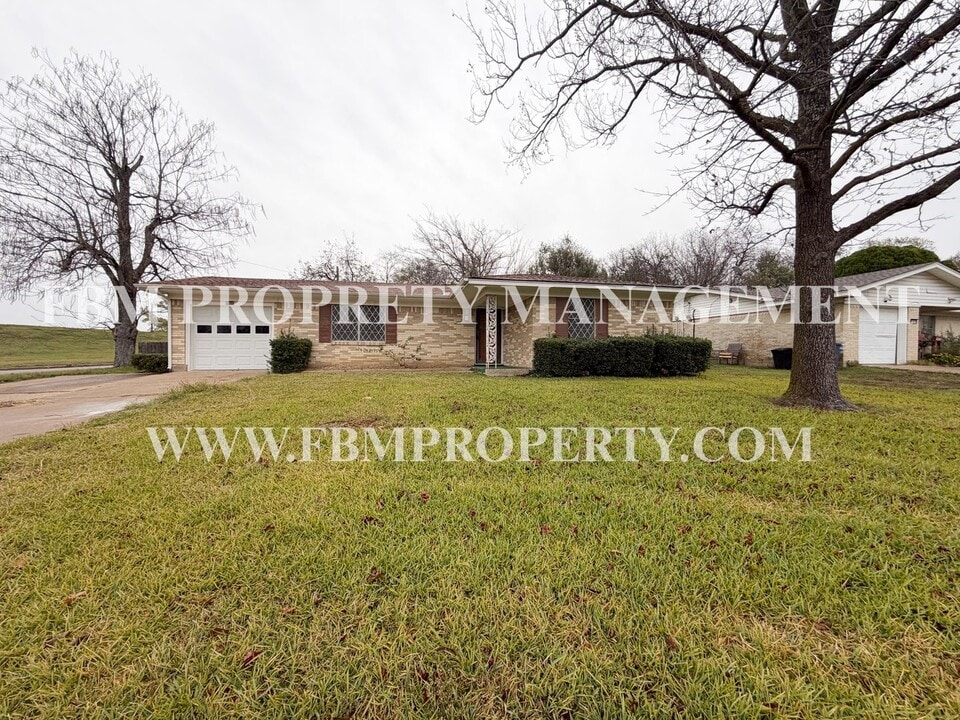 1608 Nichols St in Ennis, TX - Building Photo