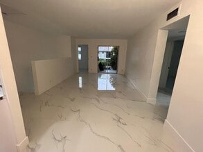 505 Gardens Dr, Unit 201 in Pompano Beach, FL - Foto de edificio - Building Photo