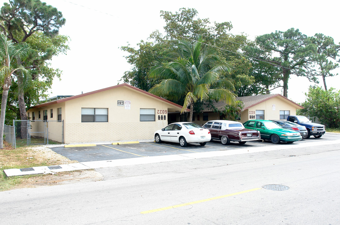 2209 NW 8th St in Fort Lauderdale, FL - Building Photo