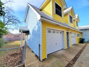 2223 N Locust St in Denton, TX - Building Photo - Building Photo