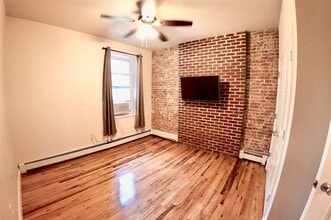 228 1st St, Unit 2B in Jersey City, NJ - Foto de edificio - Building Photo