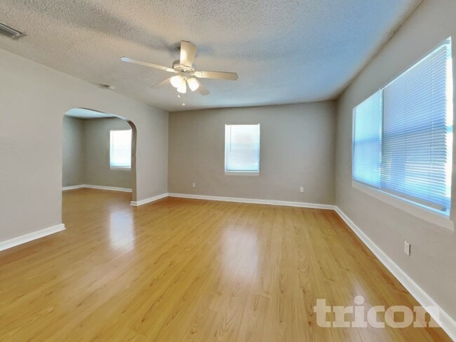 612 Yelvington Ave in Clearwater, FL - Foto de edificio - Building Photo