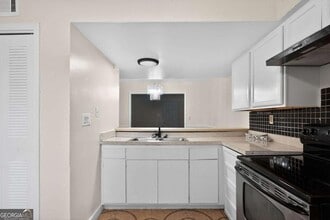 6071 Regent Manor in Lithonia, GA - Foto de edificio - Building Photo