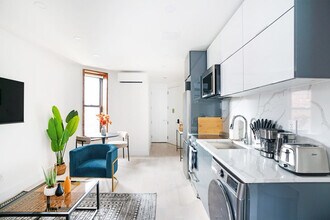 515 W 48th St in New York, NY - Building Photo - Building Photo