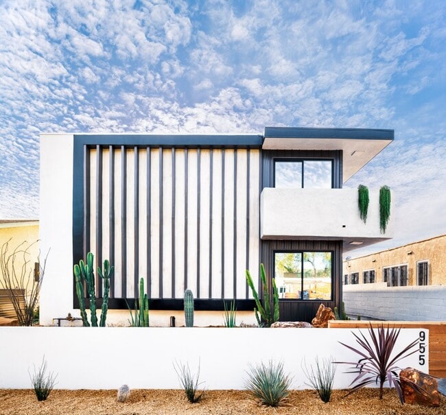 955 N. Oxford Ave. in Los Angeles, CA - Foto de edificio - Building Photo