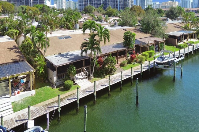 2619 Parkview Dr S in Hallandale Beach, FL - Building Photo - Building Photo