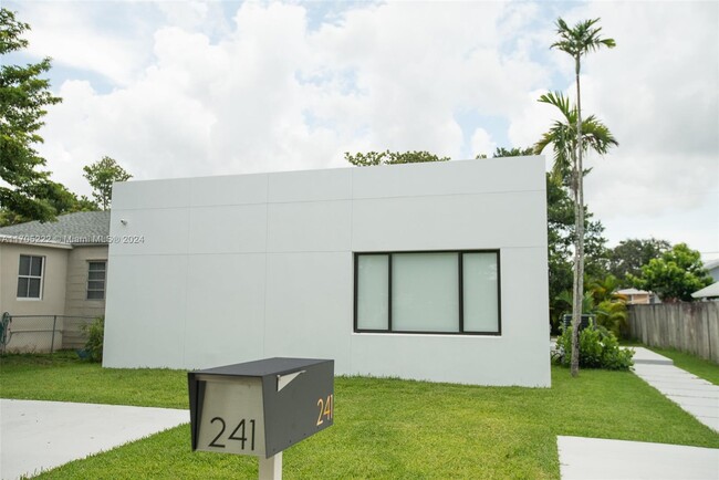 241 N Melrose Dr in Miami Springs, FL - Building Photo - Building Photo