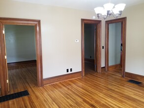 196 Bristol St, Unit Downstairs in Canandaigua, NY - Foto de edificio - Building Photo