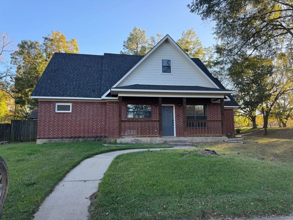 102 Pecan Ridge in Mount Vernon, TX - Foto de edificio