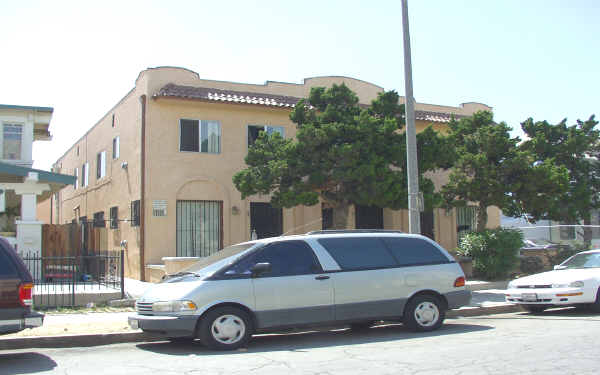 1549 Linden Ave in Long Beach, CA - Foto de edificio - Building Photo