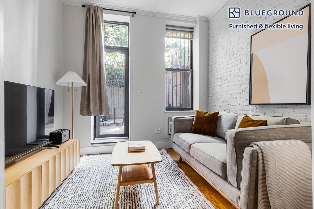 515 W 47th St in New York, NY - Building Photo