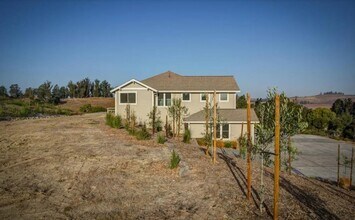 715 La Raye Ln in Petaluma, CA - Building Photo - Building Photo