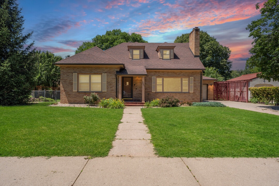 1205 Douglas Ave in Yankton, SD - Building Photo