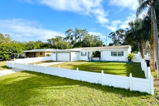 1501 Carlos Ave in Clearwater, FL - Foto de edificio - Building Photo