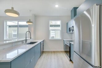 2071 NE Davis St-Unit -202 in Portland, OR - Building Photo - Building Photo