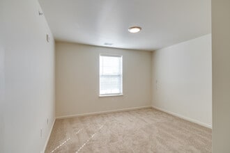Taylor Crossing Senior Apartments in Auburn Hills, MI - Foto de edificio - Interior Photo