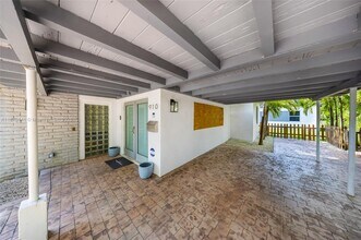 910 NE 81st St in Miami, FL - Foto de edificio - Building Photo