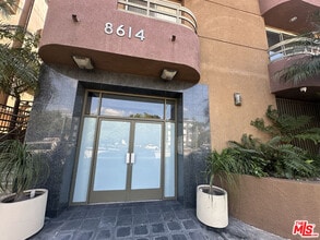 8614 Burton Wy in Los Angeles, CA - Foto de edificio - Building Photo