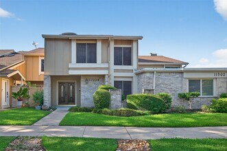 11504 Village Pl Dr in Houston, TX - Foto de edificio - Building Photo