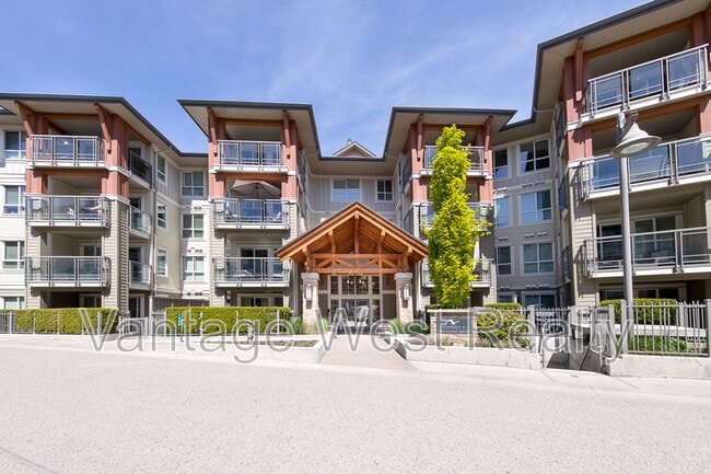 1089-1089 Sunset Dr in Kelowna, BC - Building Photo - Building Photo