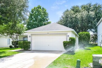 2104 Aitkin Loop in Leesburg, FL - Foto de edificio - Building Photo