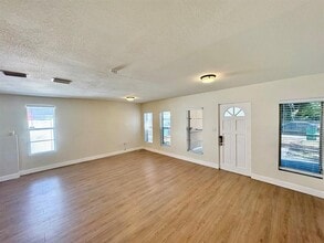 8904 N Hamner Ave in Tampa, FL - Building Photo - Building Photo