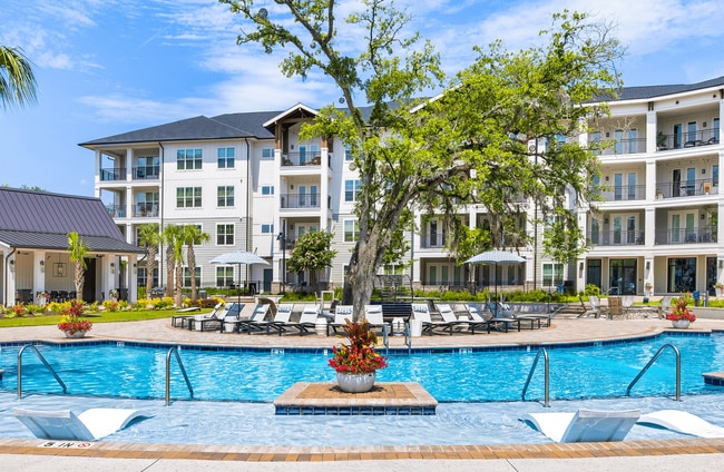 The Port House in Daniel Island, SC - Foto de edificio - Building Photo