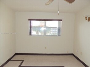 8595 Sunrise Lakes Blvd in Sunrise, FL - Building Photo - Building Photo