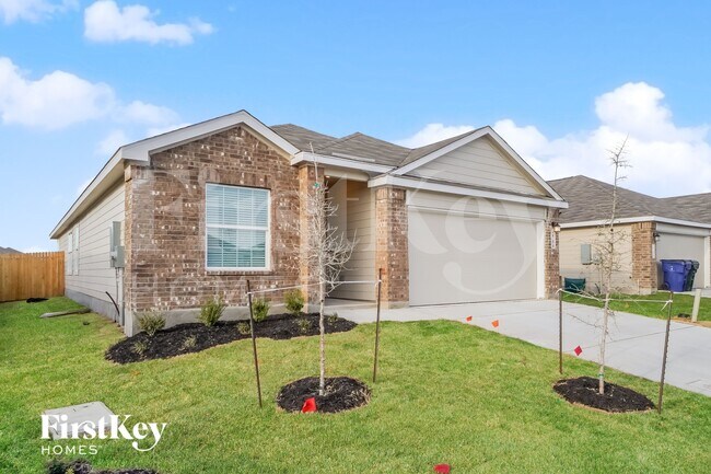 2704 La Mundial St in Seguin, TX - Building Photo - Building Photo