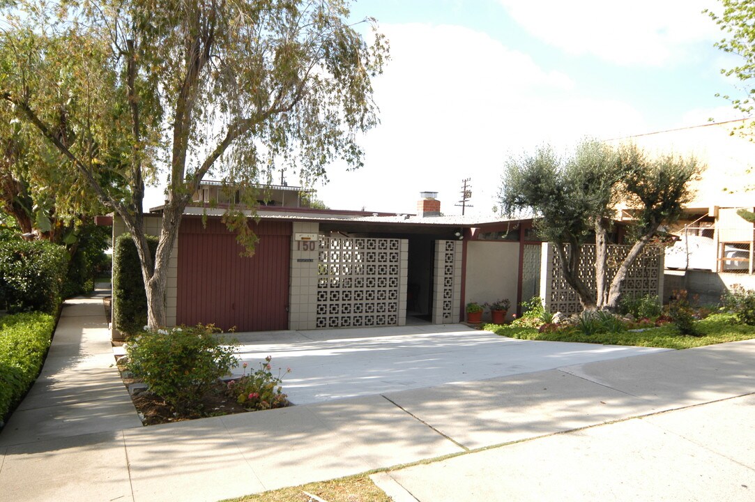 150 E Highland Ave in Sierra Madre, CA - Foto de edificio