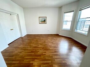 221 Claremont Ave-Unit -2 in Jersey City, NJ - Foto de edificio - Building Photo