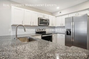 7007 Star Oaks Ln in Charlotte, NC - Building Photo