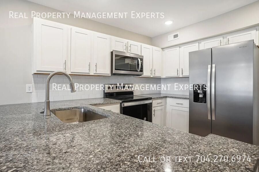 7007 Star Oaks Ln in Charlotte, NC - Building Photo