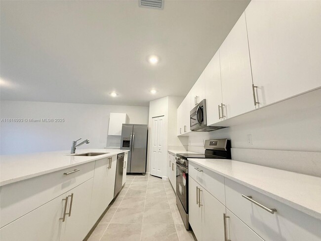 5033 Oakmont Dr in Dania Beach, FL - Building Photo - Building Photo