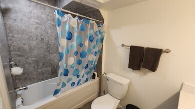 2011 Grand Blvd in Oakville, ON - Building Photo - Building Photo