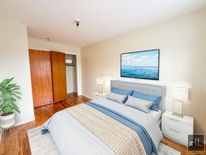 34-55-55 10th St in Queens, NY - Foto de edificio - Building Photo