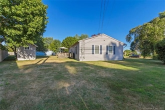 8 Indian Field Rd in Groton, CT - Foto de edificio - Building Photo