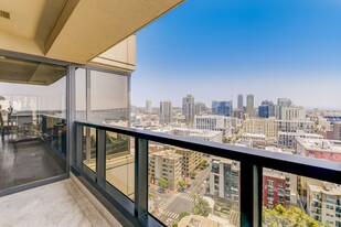 100 N Harbor Dr in San Diego, CA - Building Photo