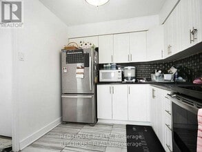 3555 Derry Rd E in Mississauga, ON - Building Photo - Building Photo