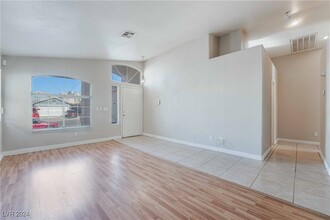 6585 Bush Clover Ln in Las Vegas, NV - Building Photo - Building Photo