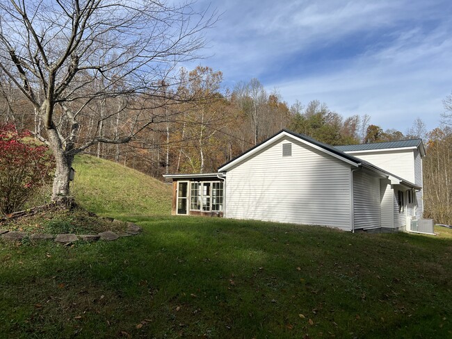 120 Barber Br in Paintsville, KY - Foto de edificio - Building Photo