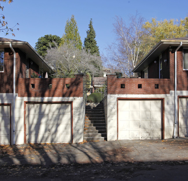 Oak Courts in Portland, OR - Building Photo - Building Photo