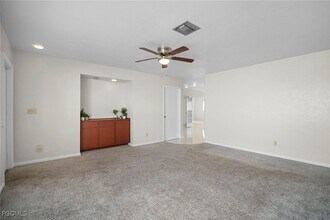 9721 Deerfoot Dr in Ft. Myers, FL - Foto de edificio - Building Photo