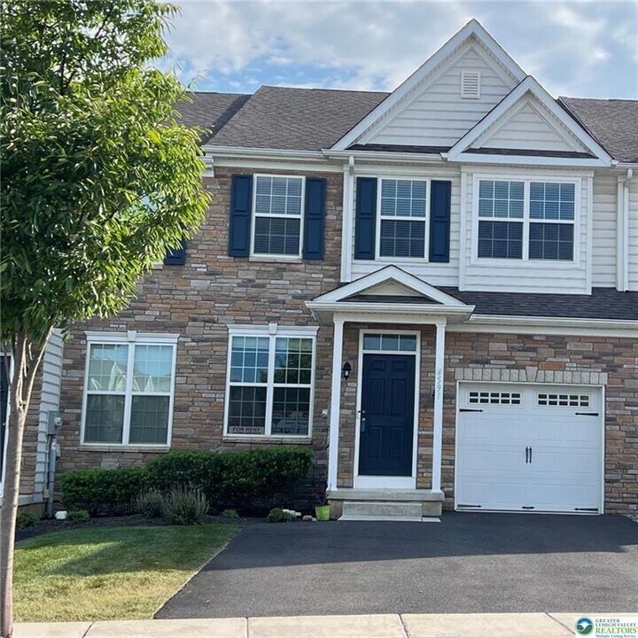 4591 Woodbrush Way in Allentown, PA - Foto de edificio