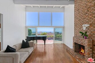 1175 Las Pulgas Pl in Los Angeles, CA - Building Photo - Building Photo