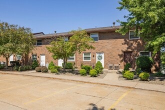 Willowood Village Apartments & Townhomes in Erie, PA - Foto de edificio - Building Photo