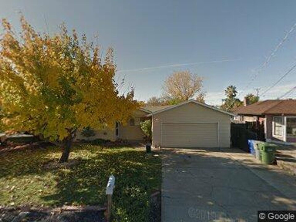 5811 Mountain View Dr in Redding, CA - Building Photo